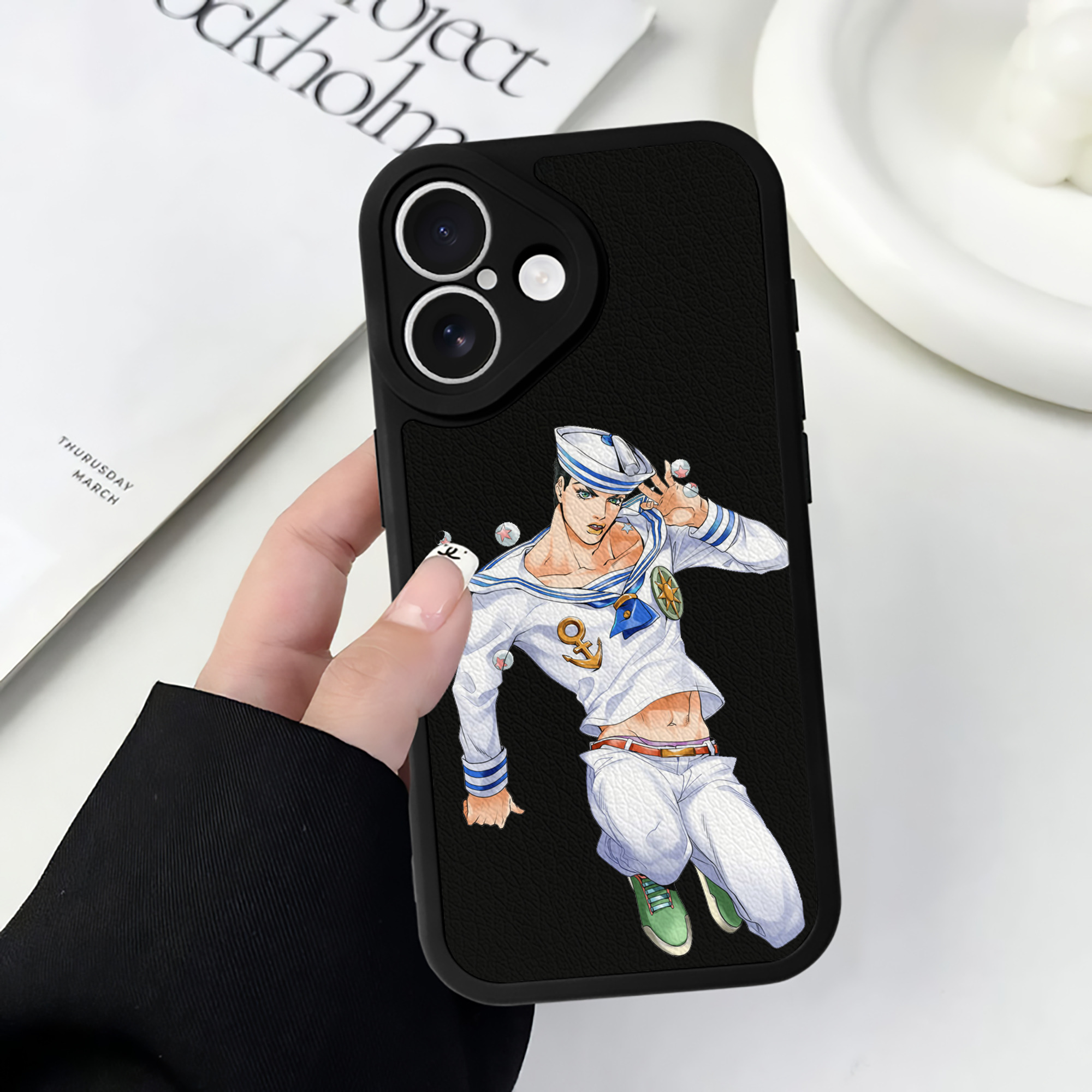 （画像用） ジョジョの奇妙な冒険 東方定助 JoJo's Bizarre Adventure Higashikata Josuke 【iPhone 16シリーズ対応】シリコンスマホケース（レザー調） 材質：シリコン